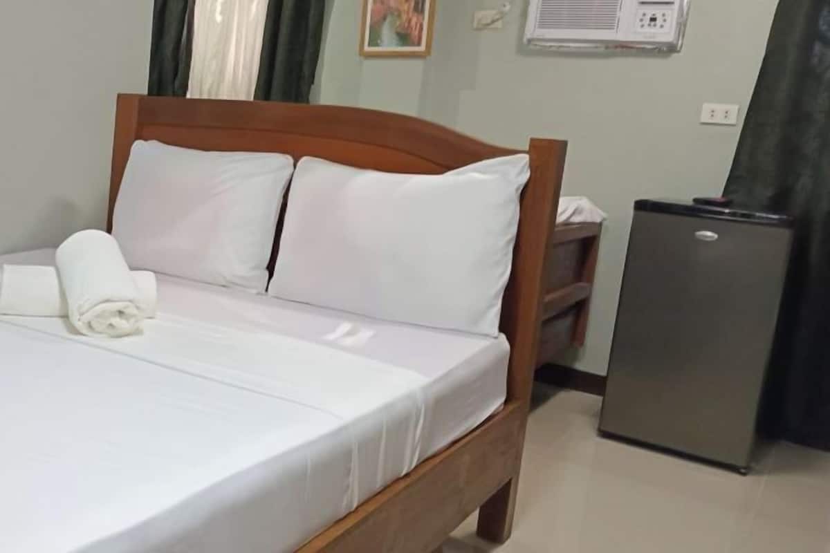 Desk, rollaway beds, free WiFi