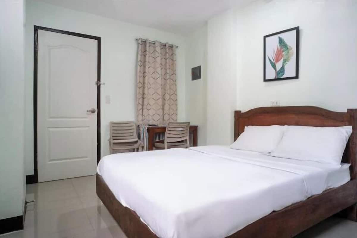 Desk, rollaway beds, free WiFi