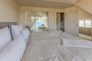 Suite | Minibar, caja de seguridad en la habitación y escritorio