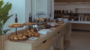 A buffet counter with various baked goods and pastries. - Strandhotel Ostende (Heringsdorf)