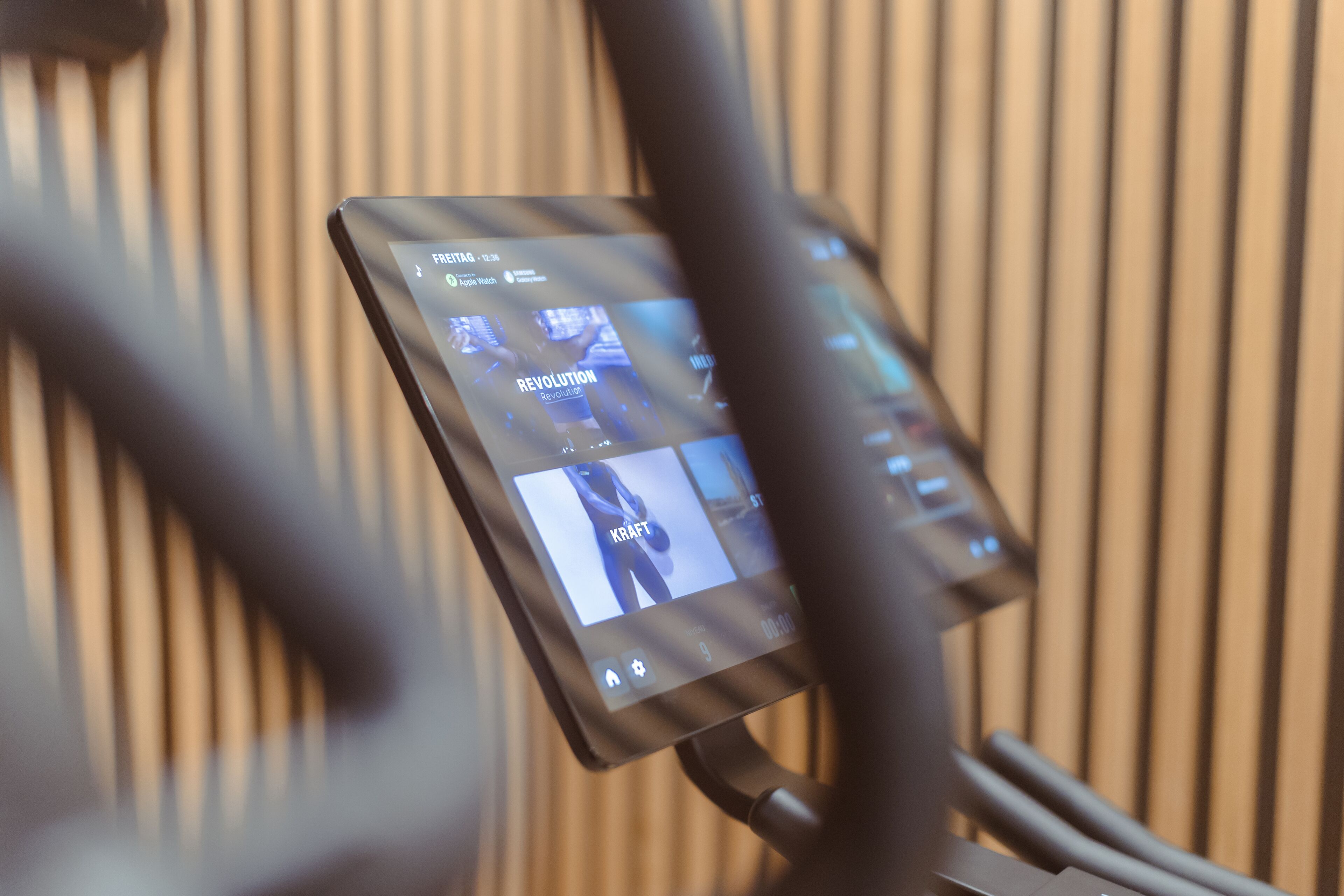 En smartphone som visar en musikapp med albumomslag.