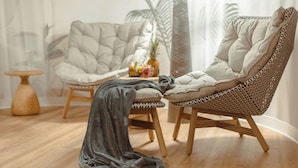 A modern living room with a sofa, two chairs, a coffee table, and a floor lamp. - Strandhotel Ostende (Heringsdorf)