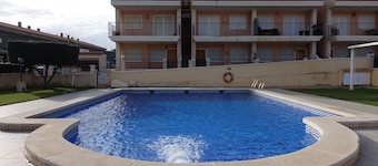 Two Bed, Two Bath, ground floor apartment, Aircon, WiFi, communal pool.