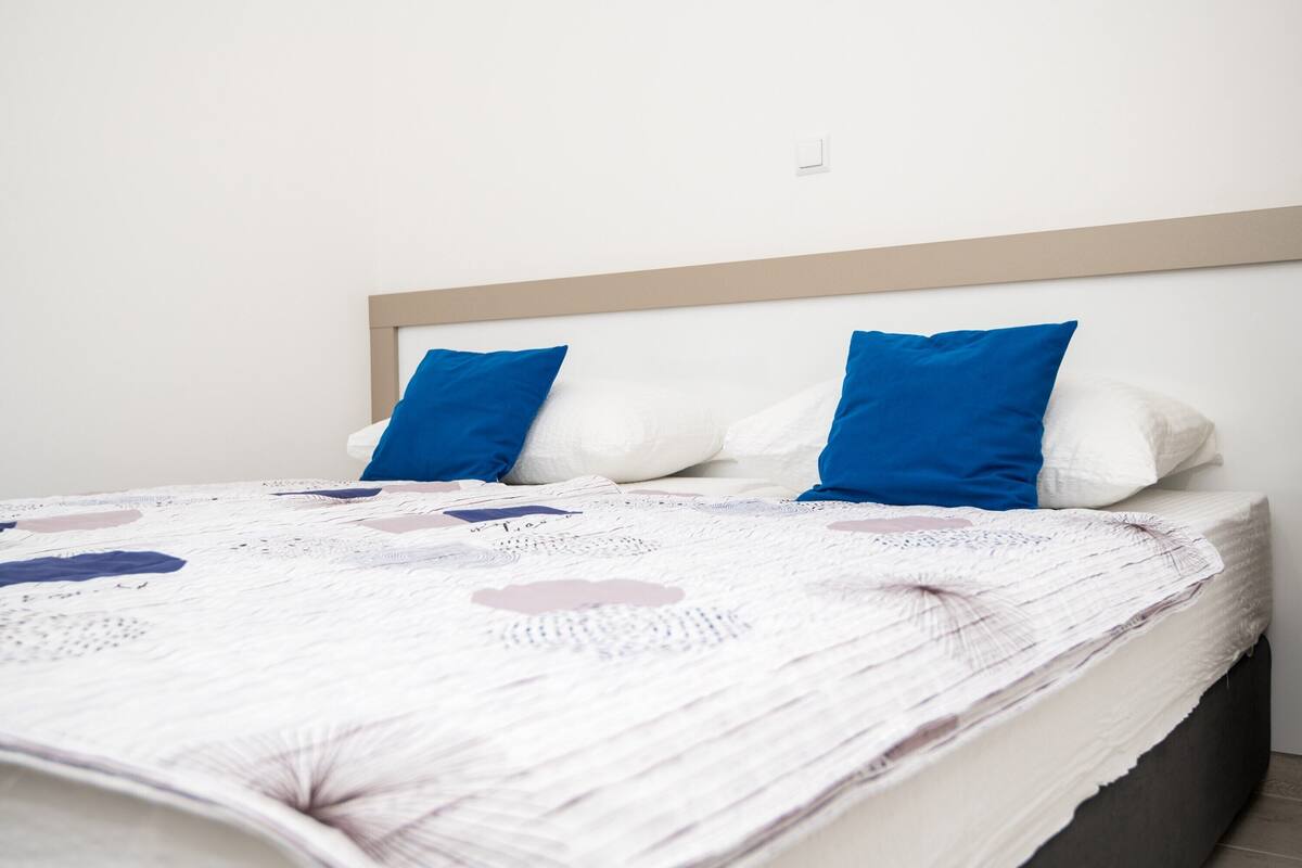 Desk, soundproofing, free WiFi, bed sheets