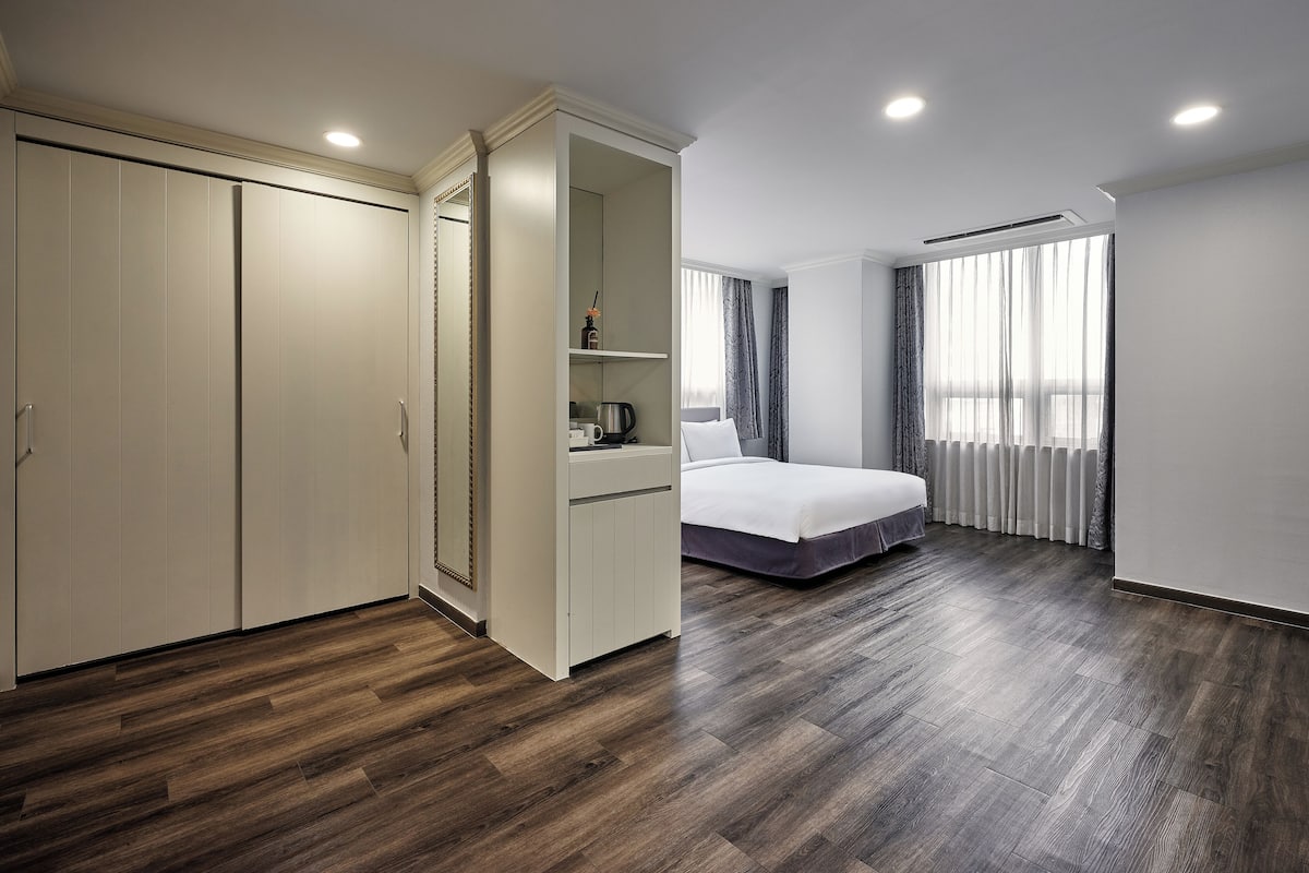 Premium bedding, in-room safe, desk, blackout curtains