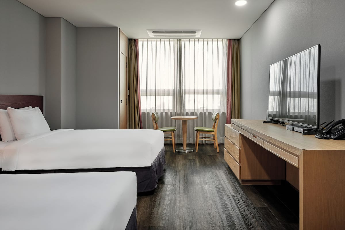 Premium bedding, in-room safe, desk, blackout curtains