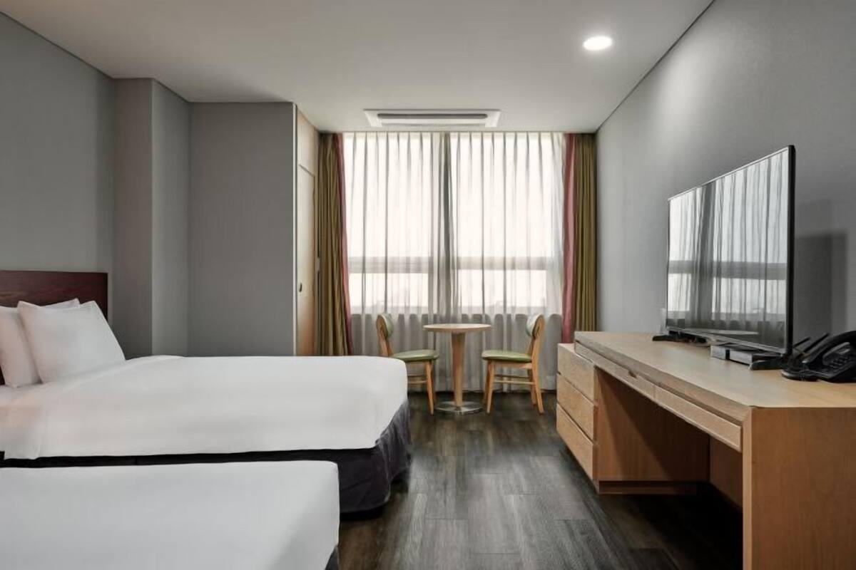 Ropa de cama de alta calidad y caja de seguridad en la habitación