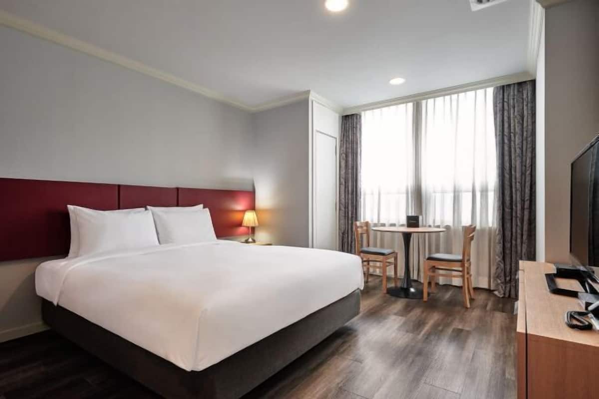 Ropa de cama de alta calidad y caja de seguridad en la habitación