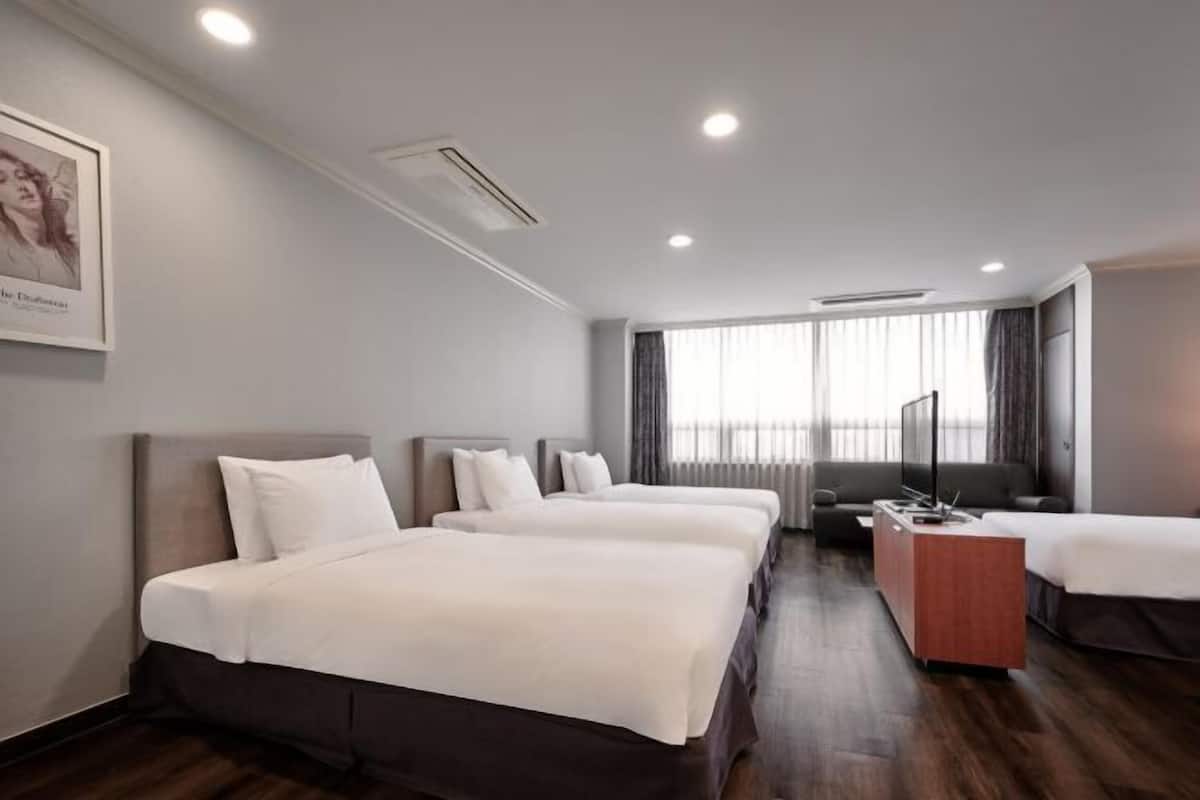 Ropa de cama de alta calidad y caja de seguridad en la habitación