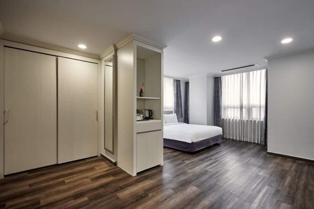 Ropa de cama de alta calidad y caja de seguridad en la habitación