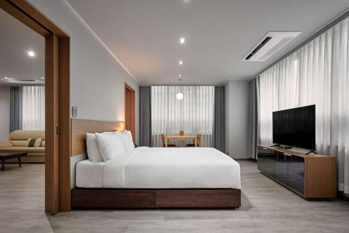 Ropa de cama de alta calidad, caja fuerte, escritorio y cortinas opacas