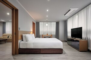 Ropa de cama de alta calidad y caja de seguridad en la habitación