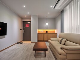 Ropa de cama de alta calidad y caja de seguridad en la habitación