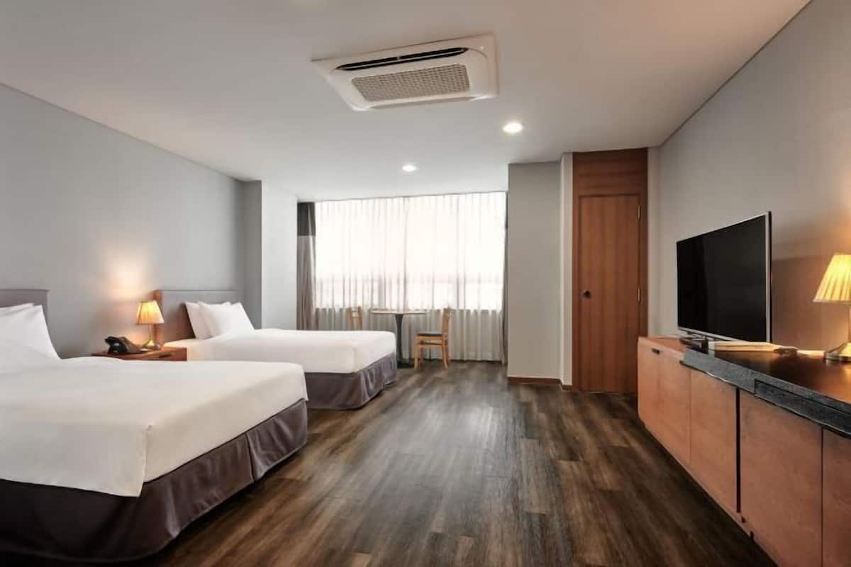 Ropa de cama de alta calidad y caja de seguridad en la habitación