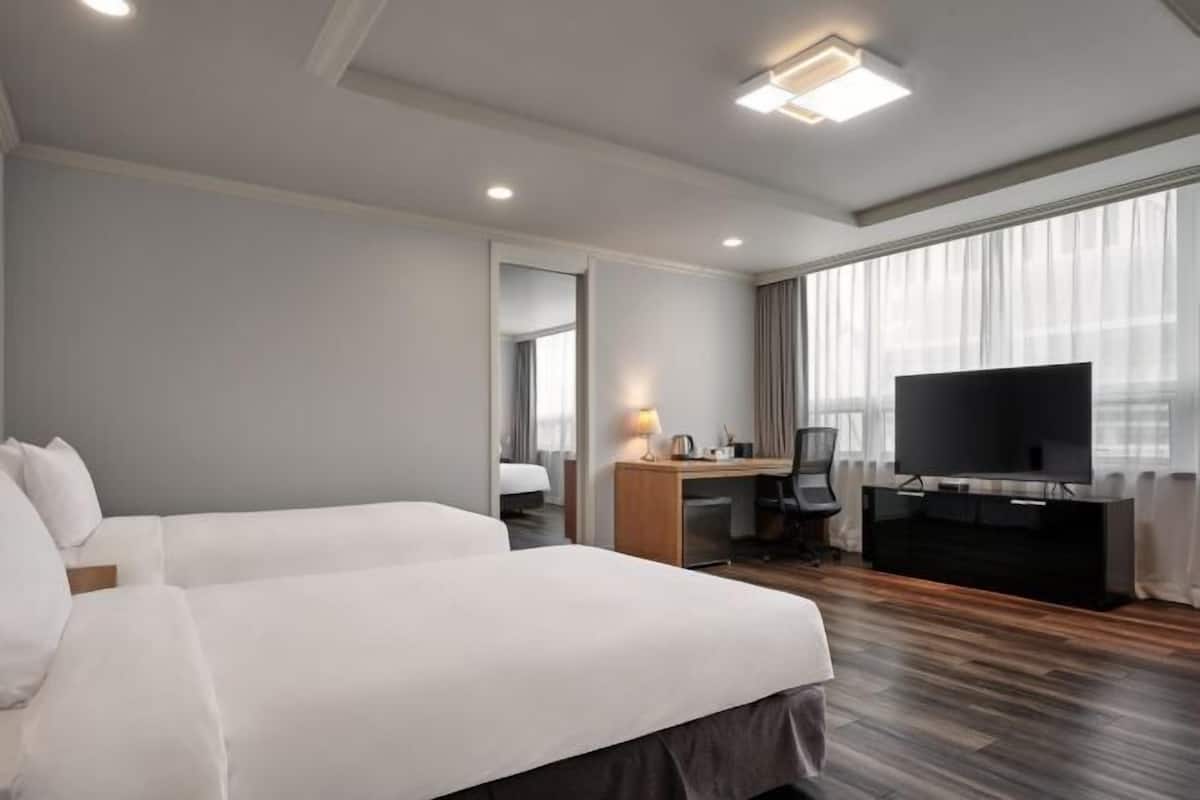 Ropa de cama de alta calidad y caja de seguridad en la habitación