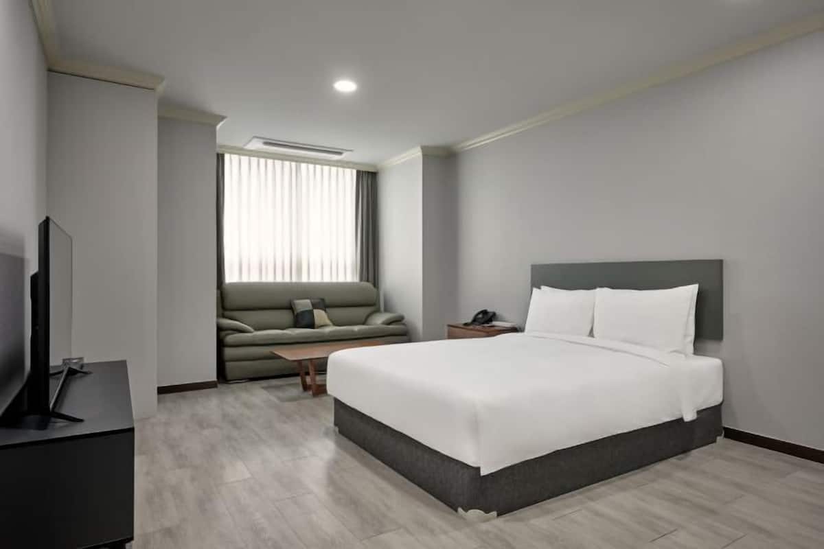 Ropa de cama de alta calidad y caja de seguridad en la habitación