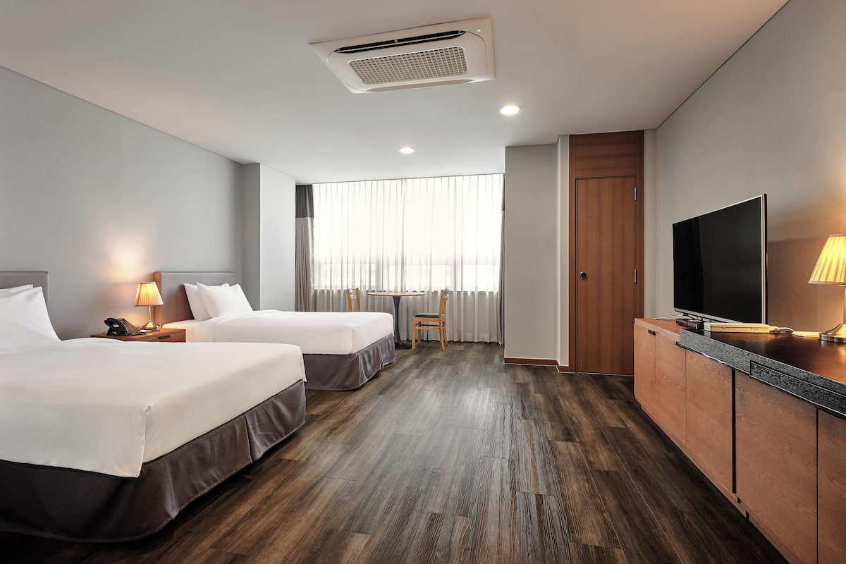 Premium bedding, in-room safe, desk, blackout curtains