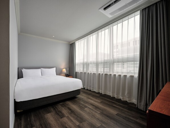Premium bedding, in-room safe, desk, blackout drapes