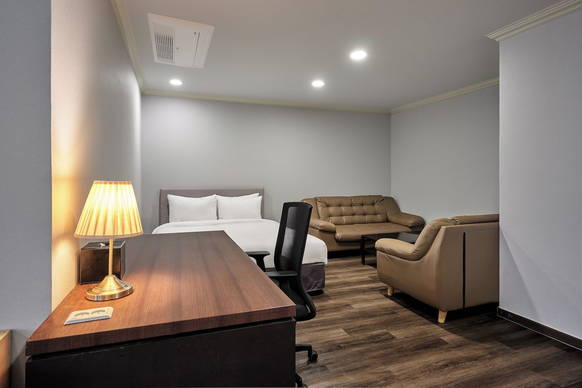 Premium bedding, in-room safe, desk, blackout curtains