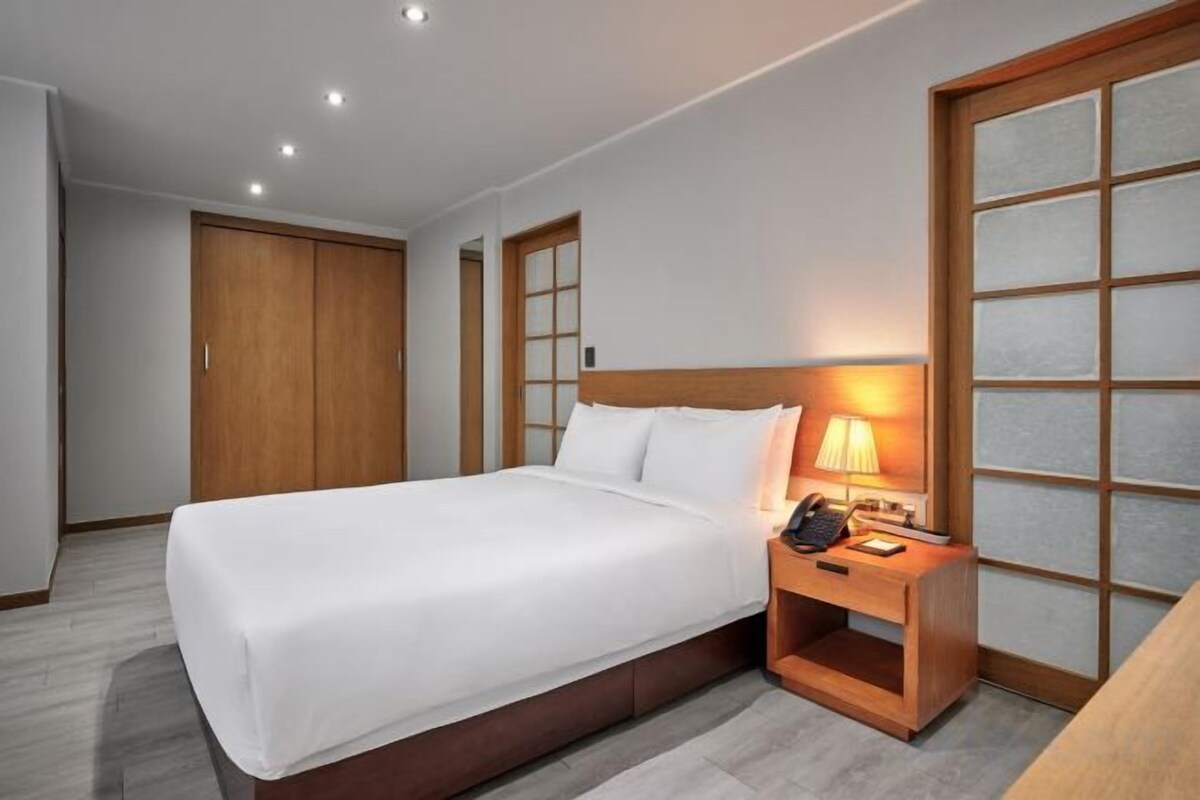 Ropa de cama de alta calidad, caja fuerte, escritorio y cortinas opacas