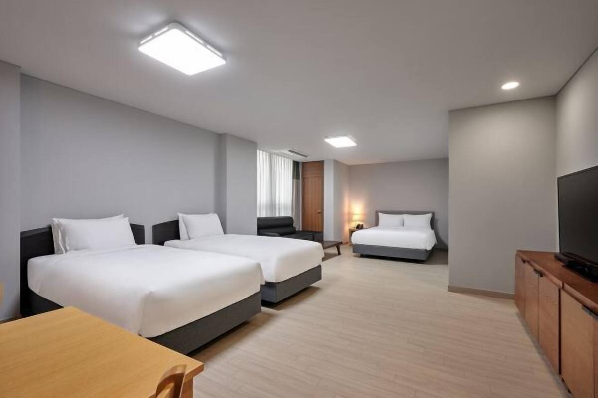 Ropa de cama de alta calidad, caja fuerte, escritorio y cortinas opacas