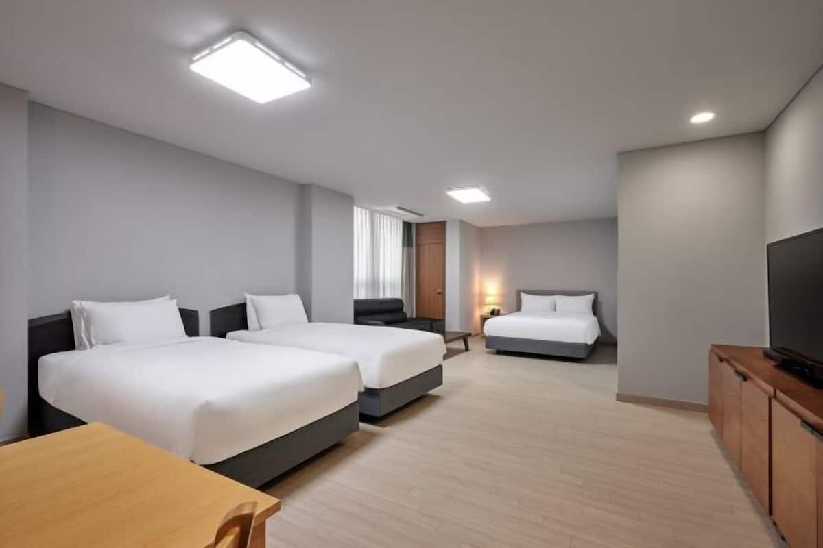 Ropa de cama de alta calidad y caja de seguridad en la habitación