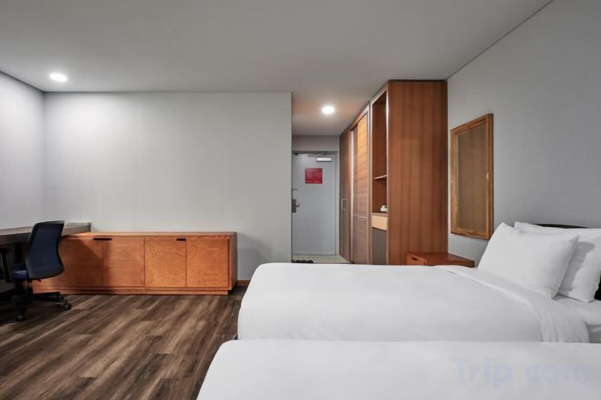 Ropa de cama de alta calidad, caja fuerte, escritorio y cortinas opacas