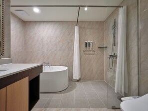 Shower, hair dryer, bathrobes, slippers - Ramada Hotels & Suites Seoul Namdaemun (Seoul)