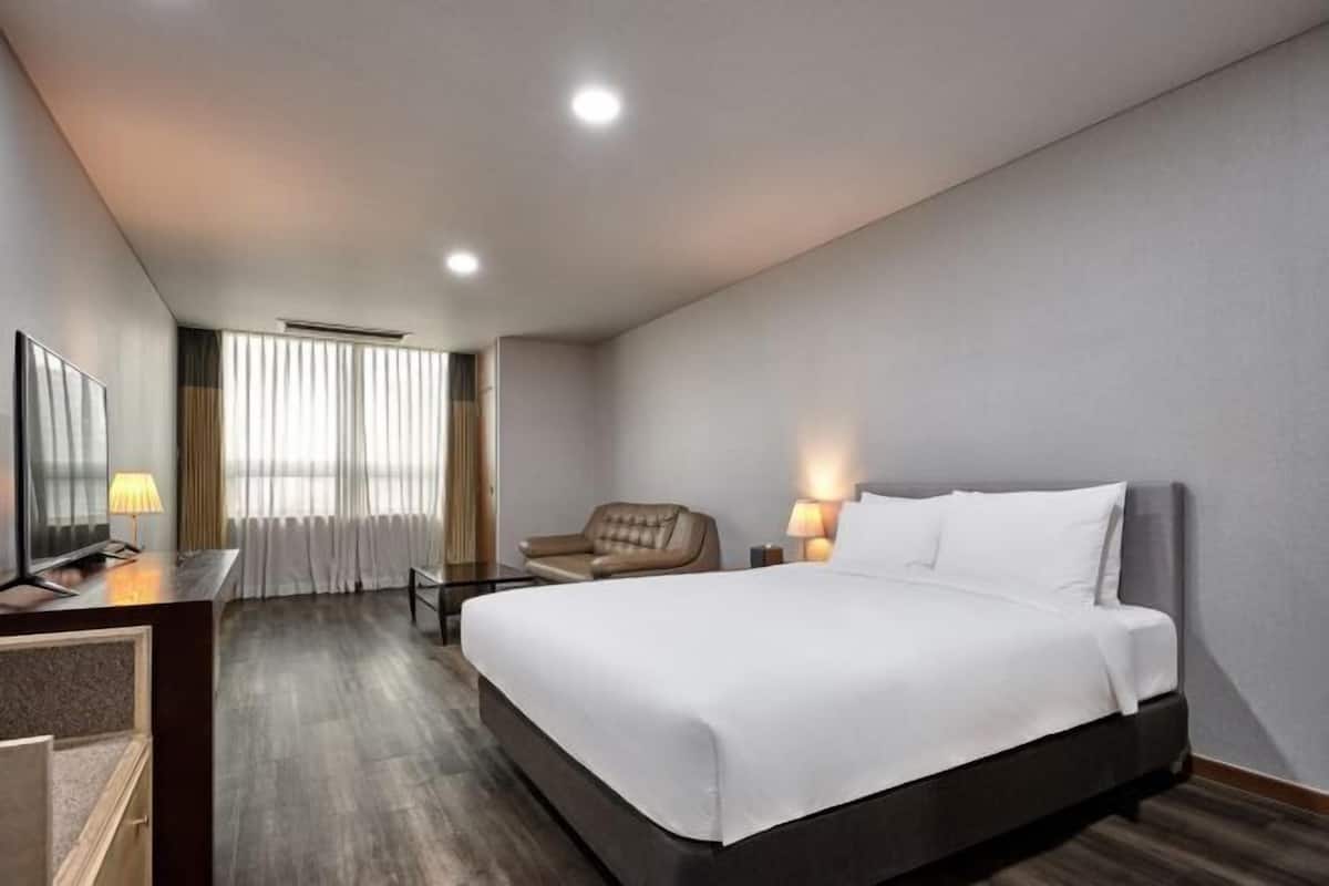 Ropa de cama de alta calidad y caja de seguridad en la habitación
