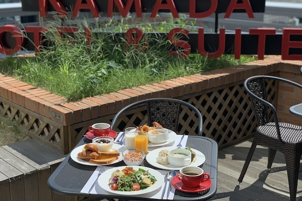 Daily buffet breakfast for a fee