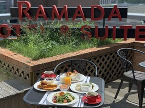 Daily buffet breakfast for a fee - Ramada Hotels & Suites Seoul Namdaemun (Seoul)