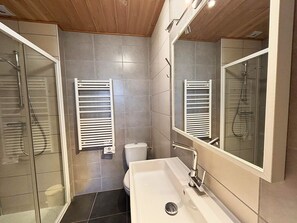 Baignoire, séchoir à cheveux