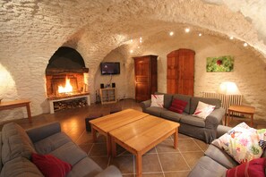 Fernseher, Kamin, Tischfußball, Musikbibliothek