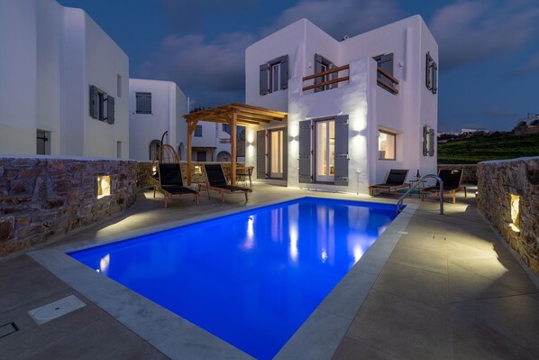 Outdoor pool - Black Villa - Naxian Sunset Villas complex - Private Pool (Naxos)
