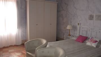 Apartamento conforto, 1 quarto (Le Ginestre) | 1 quarto, cofres nos quartos, ferros/tábuas de passar roupa