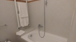 Appartement Confort, 1 chambre (Le Ginestre) | Salle de bain | Serviettes fournies