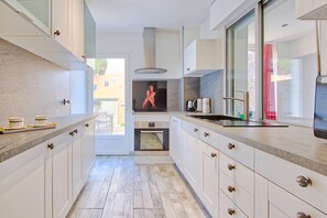 Een microgolfoven, een vaatwasser, een koffiezetapparaat/waterkoker