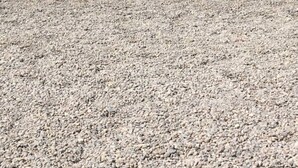 A pebble beach with waves and a yellow ball. - PORTISSOL T2 TERRACES SEA VIEW 100M BEACH (Sanary-sur-Mer)