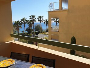 Outdoor dining - PORTISSOL T2 TERRACES SEA VIEW 100M BEACH (Sanary-sur-Mer)