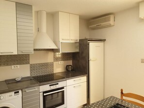 Private kitchen - PORTISSOL T2 TERRACES SEA VIEW 100M BEACH (Sanary-sur-Mer)