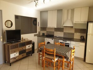 Private kitchen - PORTISSOL T2 TERRACES SEA VIEW 100M BEACH (Sanary-sur-Mer)