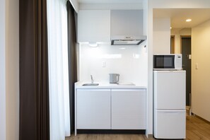 Standard Triple Room | Private kitchen | Fridge, microwave, stovetop, electric kettle - Eisei Stay (Tokyo)
