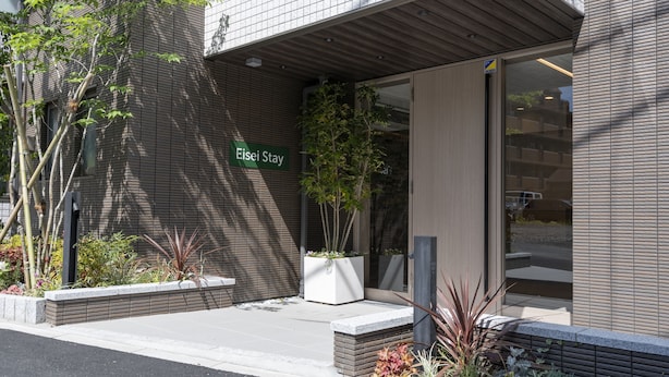 Un edificio moderno con un letrero que dice "Eisei Stay".