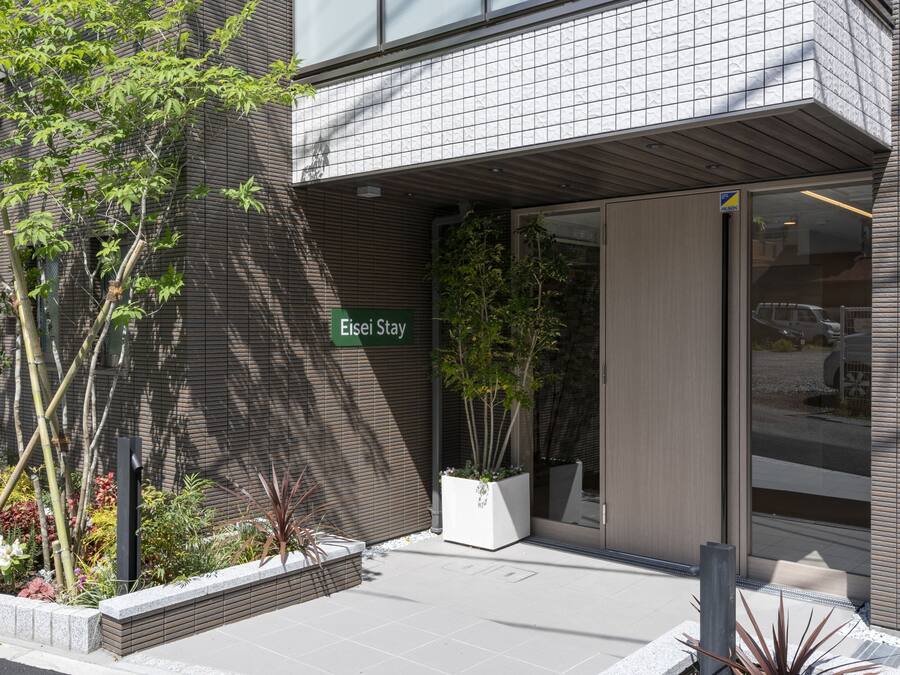 Un edificio moderno con un letrero que dice 'Eisei Stay'.