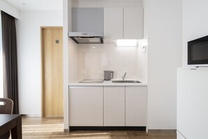 Superior Quadruple Room | Private kitchen | Fridge, microwave, stovetop, electric kettle - Eisei Stay (Tokyo)