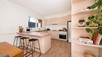 Fridge, microwave, stovetop, dishwasher