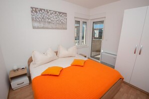Free cots/infant beds, free WiFi, bed sheets - Apartments Lucia (Podstrana)