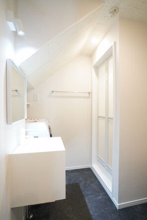 Habitación con 2 camas individuales | Baño | Secadora de cabello, batas, pantuflas, bidet 