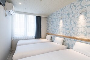 Superior driepersoonskamer | Een bureau, een laptopwerkplek, een strijkplank/strijkijzer, gratis wifi