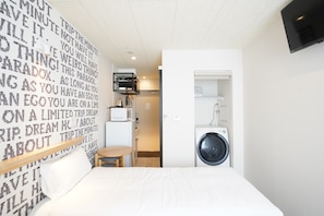 Habitación triple estándar | Escritorio y espacio para trabajar con laptop 